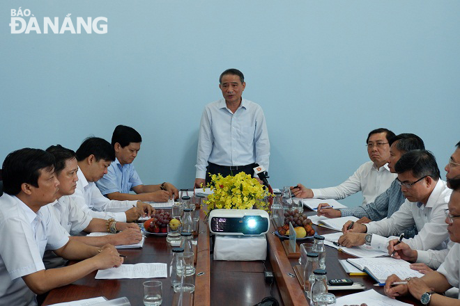 Secretary Nghia meeting with the Authority of Hi-Tech Park and industrial parks