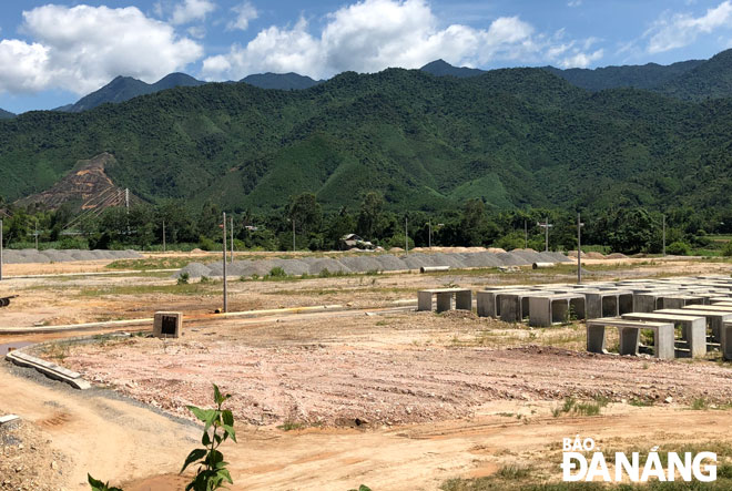 Khu tái định cư dành cho người dân bị ảnh hưởng dự án đường cao tốc La Sơn - Túy Loan chưa có điện, nước, cây xanh… nên người dân không chịu nhận đất.
