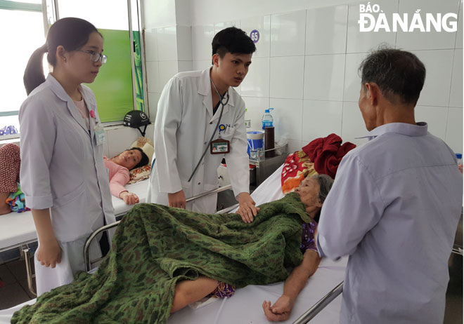 Nhiều chính sách BHYT hỗ trợ cho người bệnh trong việc chăm sóc sức khỏe. TRONG ẢNH: Khám, điều trị cho bệnh nhân BHYT bị đột quỵ tại Bệnh viện Đà Nẵng.