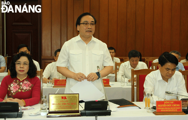 Ủy viên Bộ Chính trị, Bí thư Thành ủy Hà Nội Hoàng Trung Hải phát biểu tại hội nghị.