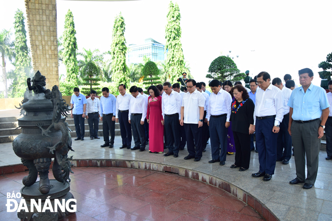Trước hội nghị, lãnh đạo thành phố Hà Nội và Đà Nẵng đến đặt vòng hoa và dâng hương tại Đài tưởng niệm thành phố, nhân kỷ niệm Ngày Thương binh-Liệt sỹ 27-7.