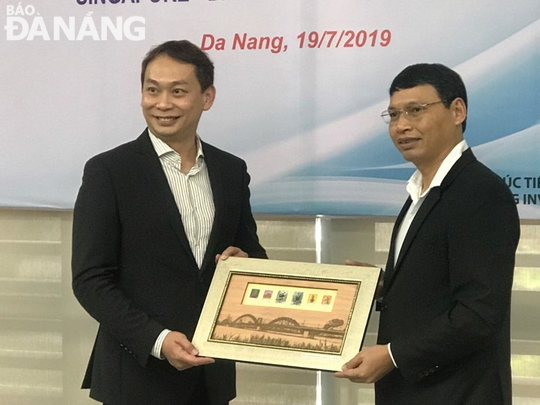 Vice Chairman Ho Ky Minh presenting a memorato to Phó Chủ tịch Hiệp hội Doanh nghiệp Singapore Doughas Foo.