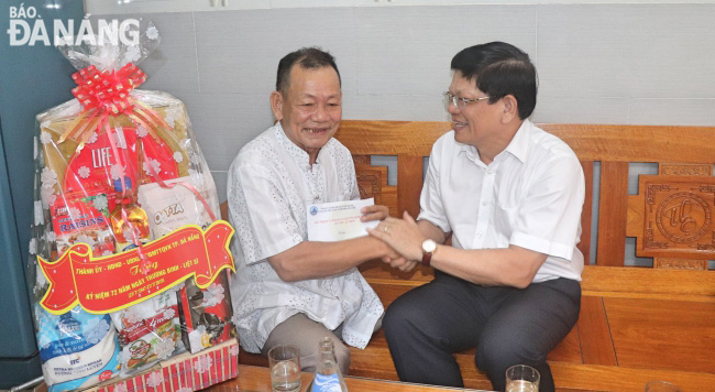 Phó Bí thư Thường trực Thành ủy Võ Công Trí tặng quà cho thương binh Lê Hữu Chúng.