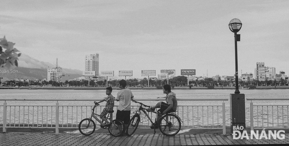 A peaceful corner of the west bank of the Han River seen at weekends