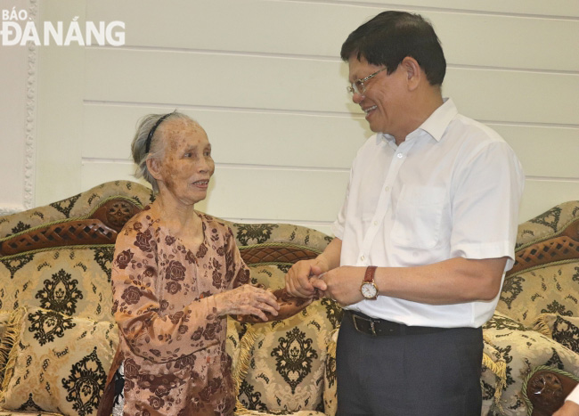 Deputy Secretary Tri (right) and heroic Vietnamese mother Nguyen Thi Thanh