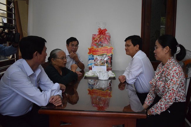 Chairman Trung (2nd right) visiting the family of Mrs Mai Thi Thon