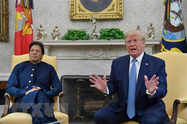 Tổng thống Mỹ Donald Trump (phải) và Thủ tướng Pakistan Imran Khan (trái) trong cuộc gặp tại Washington, DC, Mỹ ngày 22-7. (Ảnh: AFP/TTXVN)