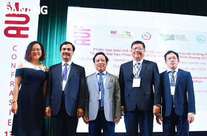 Assoc. Prof. PhD. Nguyen Ngoc Vu, Director of the University of Da Nang, (centre), and Assoc. Prof. PhD. Doan Quang Vinh (2nd right) at the Conference of the Rectors of Member Universities of the Francophonie University Association (AUF) 
