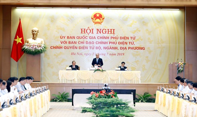 Prime Minister Nguyen Xuan Phuc (standing) speaks at the conference (Photo: VNA)