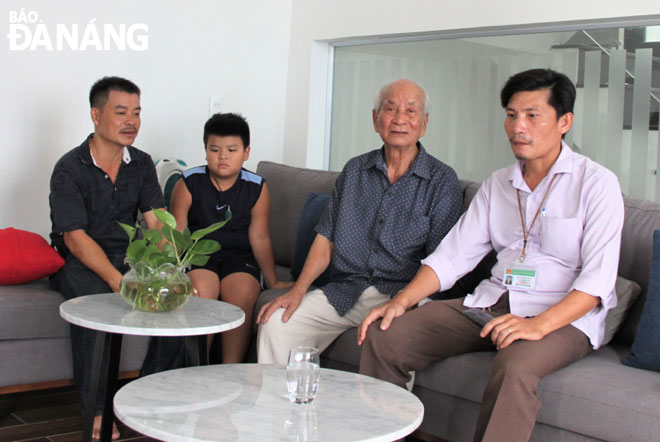 Cán bộ Lao động, Thương binh và Xã hội phường Hòa Thuận Đông chúc mừng ông Trương Ngữ (thứ 2, phải sang) hoàn thành căn nhà mới.