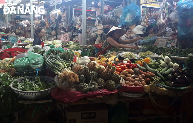 Vận động xây dựng mô hình “Chợ bảo đảm an toàn thực phẩm” được quận Hải Châu chú trọng trong năm 2019. TRONG ẢNH: Tiểu thương nhóm hàng rau, củ, quả tại chợ Đống Đa chấp hành quy định về khoảng cách bố trí hàng cách mặt đất hơn 60cm.