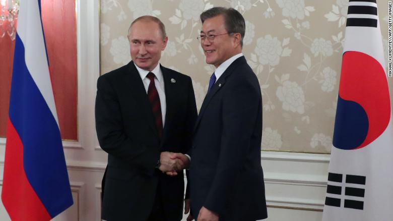 Tổng thống Nga Vladimir Putin và Tổng thống Hàn Quốc Moon Jae-in tại Hội nghị thượng đỉnh G20 ở Osaka, Nhật Bản ngày 28/6. Ảnh: Getty Images