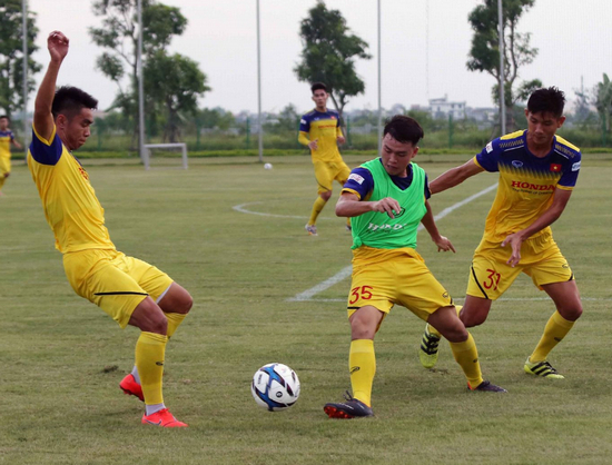 U22 players are in a short camping in Hà Nội. Photo courtesy of VFF Read more at http://vietnamnews.vn/sports/523071/artificial-turf-to-be-used-in-sea-games.html#KS1cHecWijWtCXmY.99