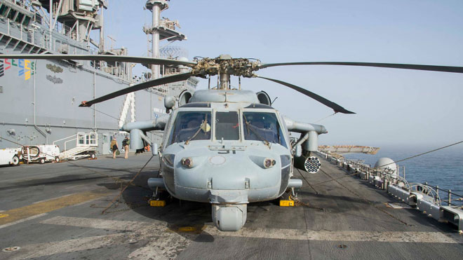 Trực thăng MH-60S Sea Hawk của Mỹ đáp trên boong tàu tấn công đổ bộ USS Boxer ở vịnh Arab.   Ảnh: Nikken Asian Review