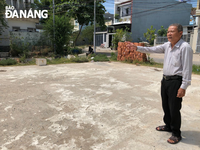 Ông Phạm Văn Mến chỉ các vị trí sắp đến trồng cây xanh, đặt ghế đá cho khu vui chơi trẻ em ở tổ dân phố số 7. 