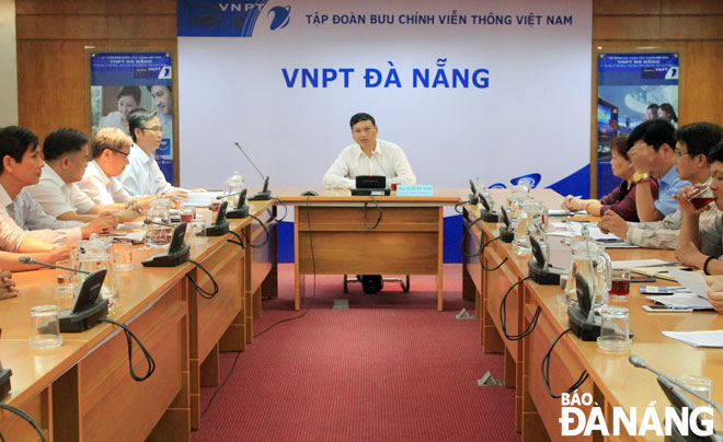 Vice Chairman Minh chairing a meeting with VNPT Da Nang