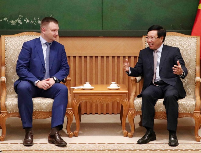 Deputy Prime Minister and Minister of Foreign Affairs Pham Binh Minh (R) and Head of the Russian Federal Agency for Youth Affairs Alexander Bugayev (Photo: VNA)