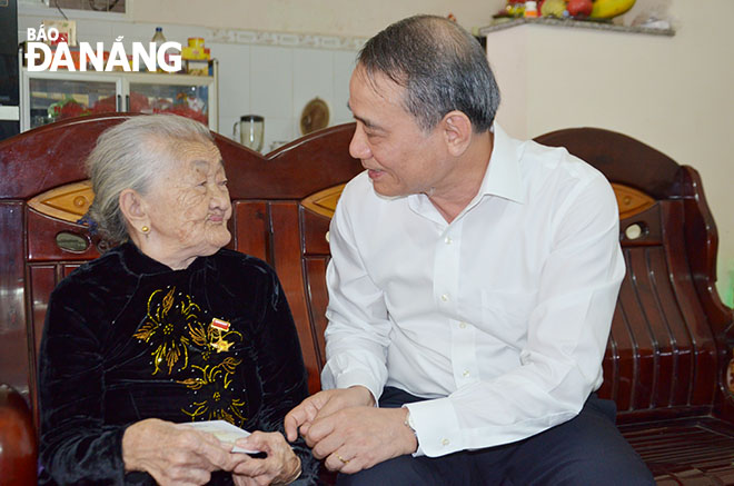 Bí thư Thành ủy thăm, tặng quà Mẹ Việt Nam anh hùng Huỳnh Thị Đễ.