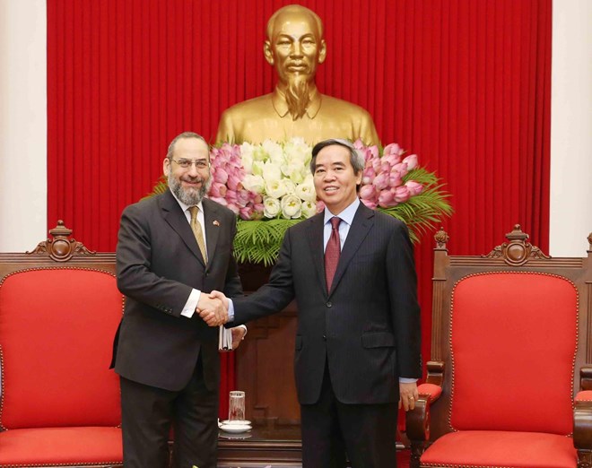 Politburo member and head of the Party Central Committee’s Economic Commission Nguyen Van Binh (R) meets with Acting Assistant Secretary at the US Department of the Treasury Mitchell Silk in Hanoi on July 24 (Photo: VNA)