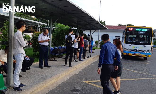Hành khách chờ xe buýt tuyến 05 (Nguyễn Tất Thành - bến xe Xuân Diệu).