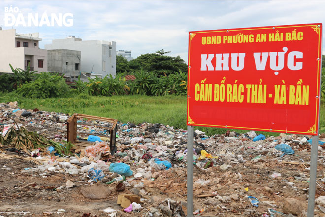 Trên đường Đỗ Anh Hàn ngay tại điểm UBND phường An Hải Bắc đặt biển cấm, từ  một đống rác nhỏ, sau thời gian không dọn dẹp, trở thành bãi rác lớn gây ô nhiễm môi trường, ảnh hưởng tới đời sống của nhân dân và hình ảnh đô thị.