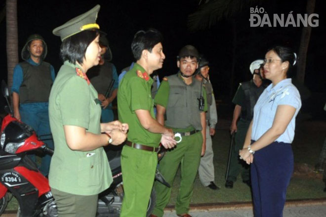 Chủ tịch UBND quận Ngũ Hành Sơn Nguyễn Thị Anh Thi (bìa phải) kiểm tra công tác tuần tra, kiểm soát phòng, chống tội phạm của lực lượng Công an quận.