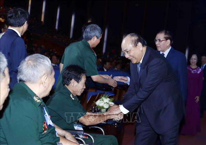 Thủ tướng Nguyễn Xuân Phúc với các thương binh nặng tiêu biểu dự hội nghị. Ảnh: Thống Nhất/TTXVN