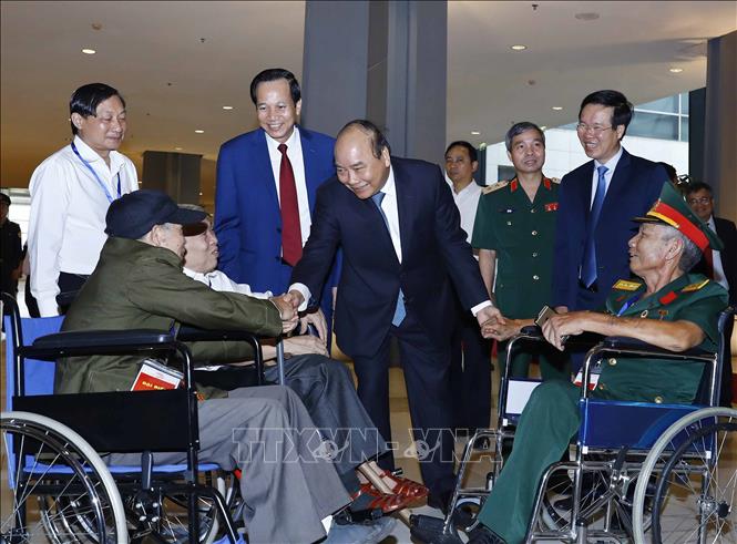 Thủ tướng Nguyễn Xuân Phúc với các thương binh nặng tiêu biểu dự hội nghị. Ảnh: Thống Nhất/TTXVN
