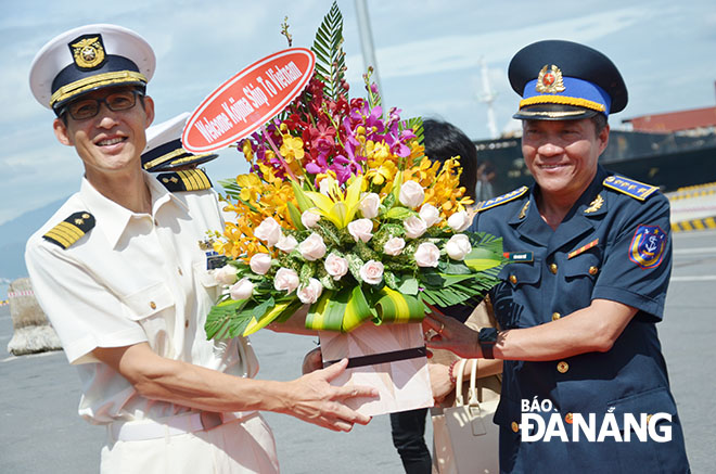 Lãnh đạo Bộ tư lệnh Vùng Cảnh sát biển 2 tặng hoa chúc mừng thuyền trưởng tàu của LLBVBB Nhật Bản.