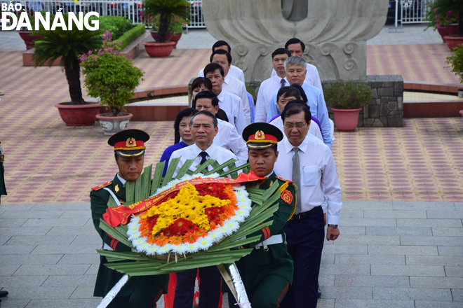 The group of Da Nang’s leaders laying a wreath at the 2 September Peace Monument