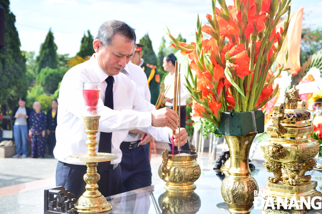 Secretary Nghia offering incense at the city’s Martyrs' Cemetery