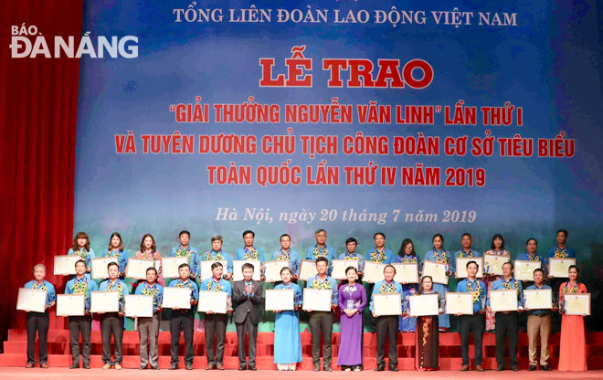 Chị Trần Thị Hải Lê (hàng đầu, thứ 8 từ trái sang) tại lễ tuyên dương Chủ tịch Công đoàn cơ sở tiêu biểu toàn quốc tại Hà Nội trong tháng 7-2019. 