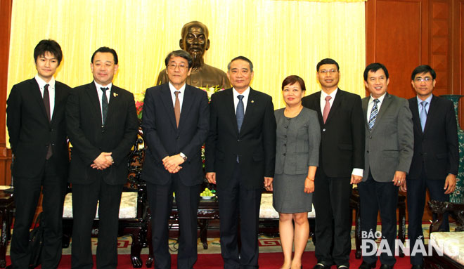 Secretary Nghia (centre), and some Japanese guests