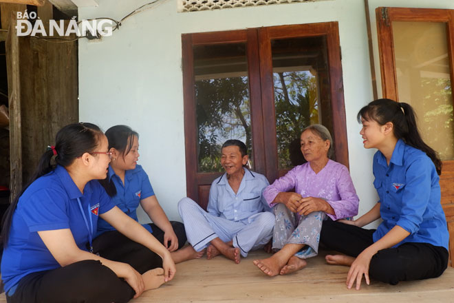 Chăm lo cho gia đình chính sách thể hiện ở nhiều mặt. Trong ảnh: Các bạn đoàn viên ở xã Hòa Nhơn (huyện Hòa Vang) thăm hỏi sức khỏe của một hộ gia đình chính sách tại thôn Phước Thái. Ảnh: MAI HIỀN