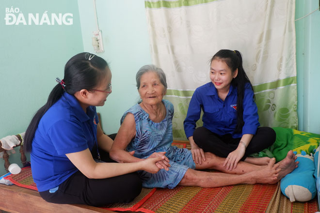 Các bạn đoàn viên thôn Thái Lai, xã Hòa Nhơn thăm hỏi sức khỏe một hộ gia đình chính sách khó khăn tại thôn. Ảnh: MAI HIỀN