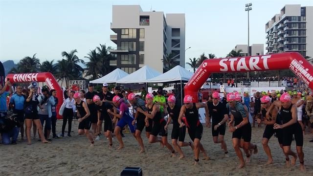 Triathletes start the 2019 TECHCOMBANK IRONMAN 70.3 Vietnam on beach of Da Nang. (Photo: VNA)