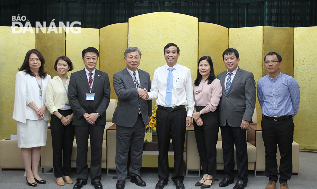 Vice Chairman Chinh (4th, right) and representatives from the Goto government and the Nagasaki Prefectural University 