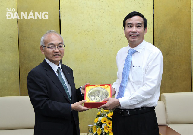 Vice Chairman Chinh (right) and Deputy Mayor Nakan