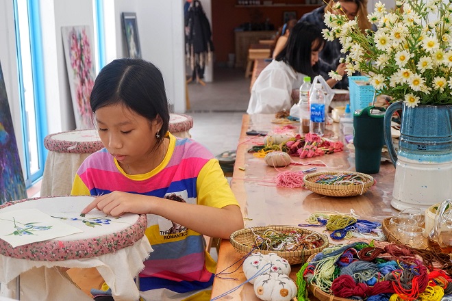A child learner embroidering at the ‘Ngoi Nha Nho’ class