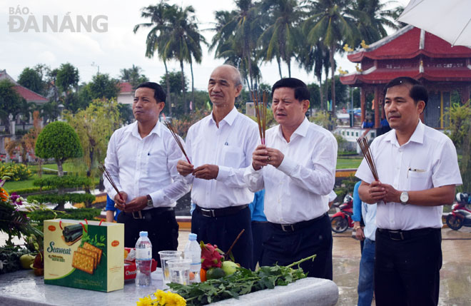 Ban Tuyên giáo Thành ủy và đại diện các cơ quan thắp hương tưởng nhớ các anh hùng liệt sĩ.  Ảnh: T.S