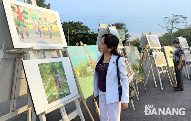 Nông thôn mới Hòa Vang hiện lên sống động qua góc nhìn của nghệ sĩ thành phố. TRONG ẢNH: Triển lãm nhiếp ảnh, hội họa tại UBND huyện Hòa Vang.