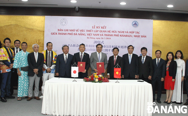 The leaders of the two cities taking a souvenir photo at the signing ceremony.