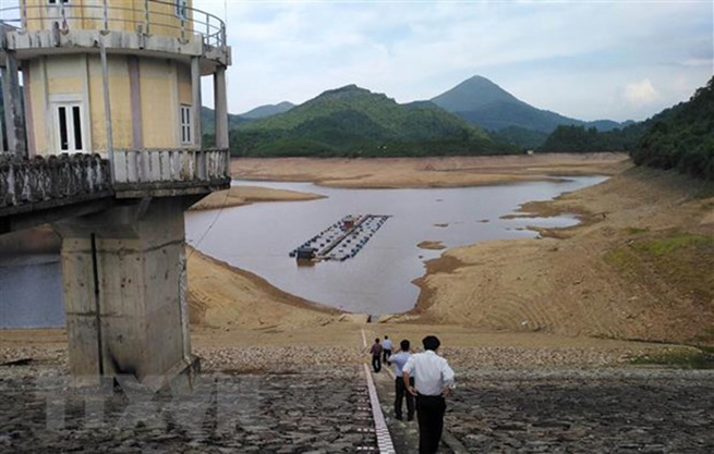 Hồ chứa nước Hòa Mỹ, thị xã Hương Trà (Thừa Thiện - Huế) cấp tưới cho gần 600ha lúa đang ở dưới mực nước chết. (Ảnh: Hồ Cầu/TTXVN)