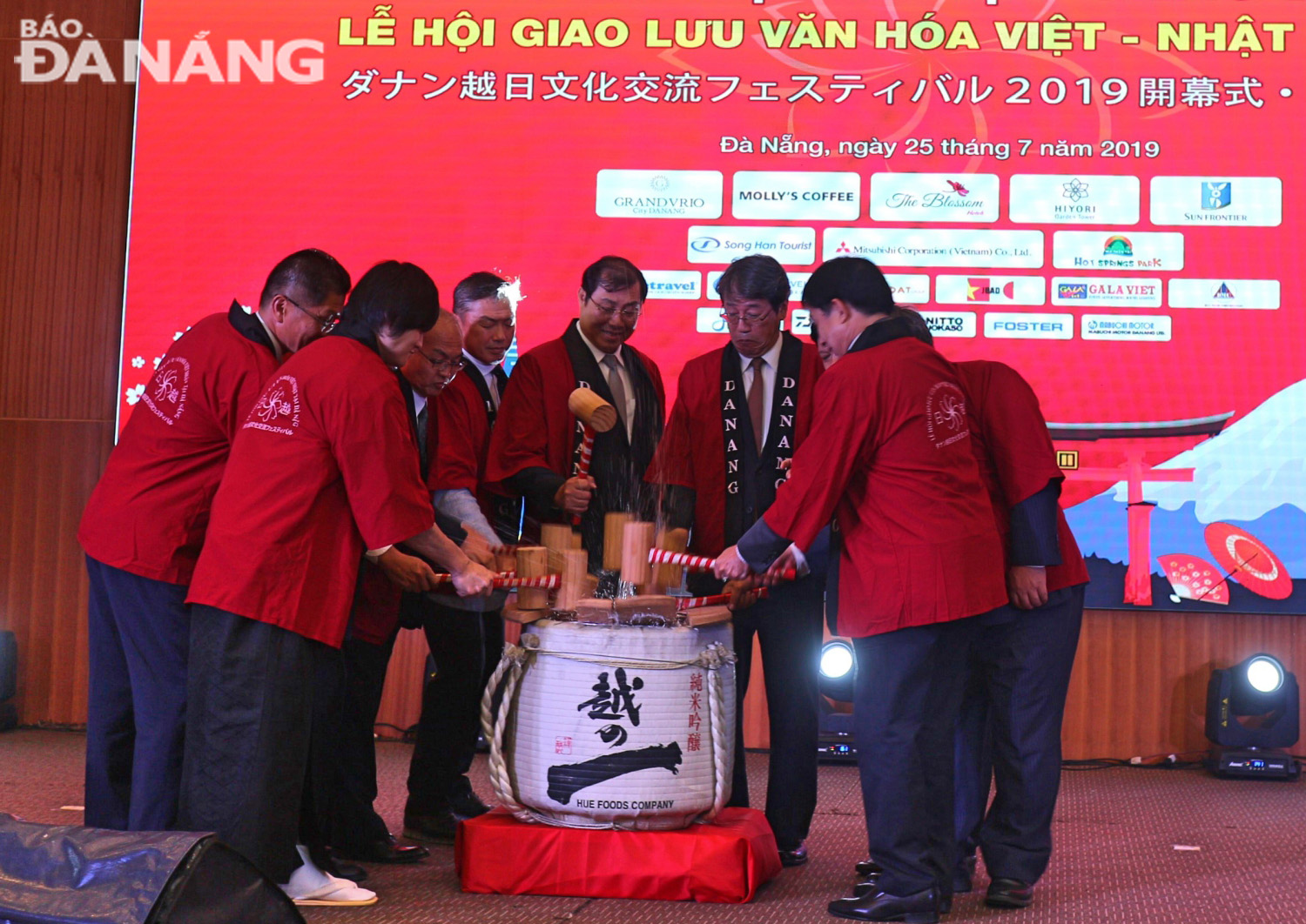 Chủ tịch UBND thành phố Huỳnh Đức Thơ thực hiện nghi thức đập rượu sake truyền thống cùng các đại biểu khai mạc Lễ hội.