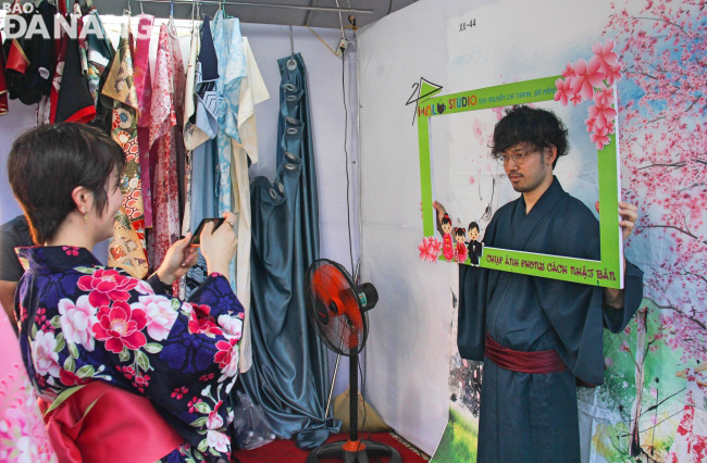 Trang phục truyền thống và chụp hình theo phong cách Nhật là lựa chọn của nhiều khách tham quan khi đến lễ hội.