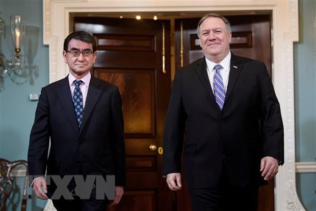 Ngoại trưởng Mỹ Mike Pompeo (phải) trong cuộc gặp người đồng nhiệm Taro Kono tại Washington DC., ngày 19/4/2019. (Ảnh: AFP/TTXVN)