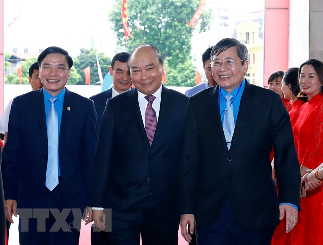 Thủ tướng Nguyễn Xuân Phúc trao tặng Huân chương Hồ Chí Minh lần thứ ba cho Tổng Liên đoàn Lao động Việt Nam. (Ảnh: Thống Nhất/TTXVN)