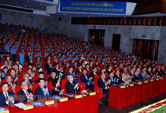 Thủ tướng Nguyễn Xuân Phúc, các vị lãnh đạo, nguyên lãnh đạo Đảng, Nhà nước và các đại biểu dự lễ kỷ niệm. (Ảnh: Thống Nhất/TTXVN)