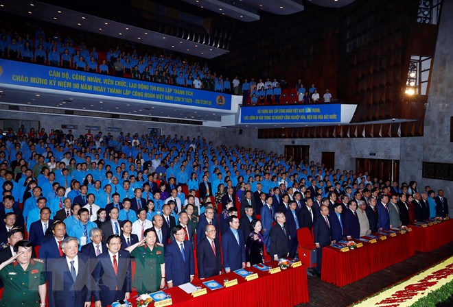 Thủ tướng Nguyễn Xuân Phúc, các vị lãnh đạo, nguyên lãnh đạo Đảng, Nhà nước và các đại biểu thực hiện nghi thức chào cờ. (Ảnh: Thống Nhất/TTXVN)