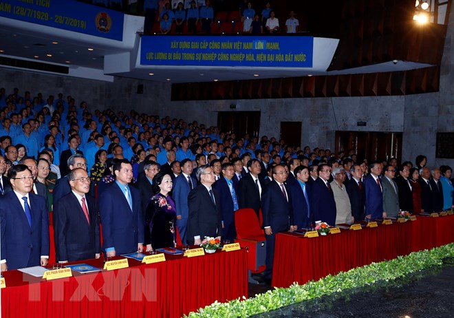Thủ tướng Nguyễn Xuân Phúc, các vị lãnh đạo, nguyên lãnh đạo Đảng, Nhà nước và các đại biểu thực hiện nghi thức chào cờ. (Ảnh: Thống Nhất/TTXVN)